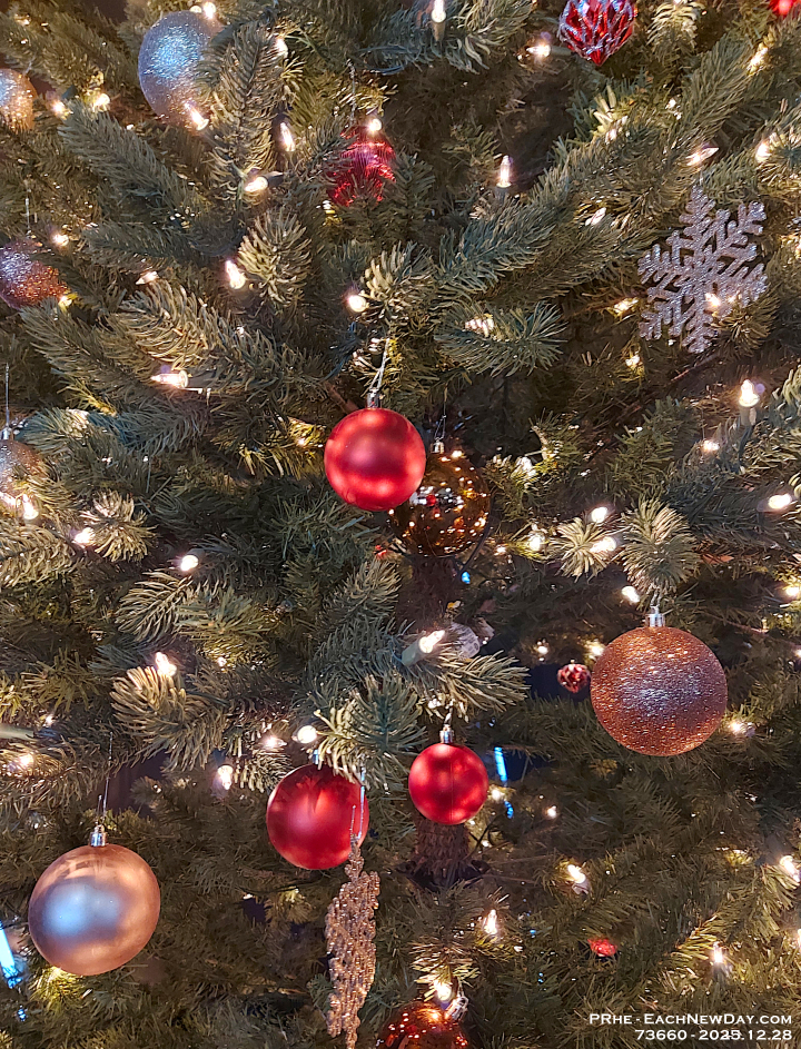 73660CrReLeUsm - Christmas tree ornaments at Emmanuel